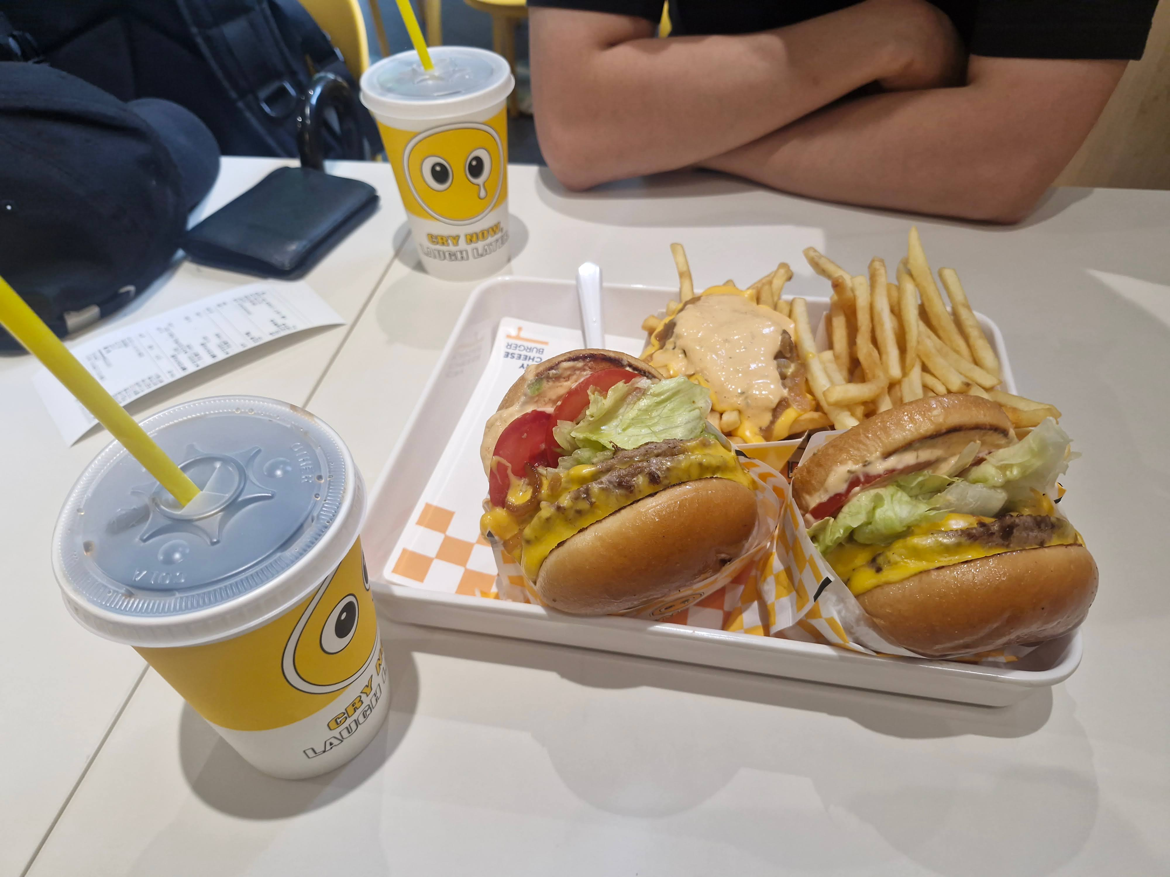 친구와 주문한 치즈버거 세트